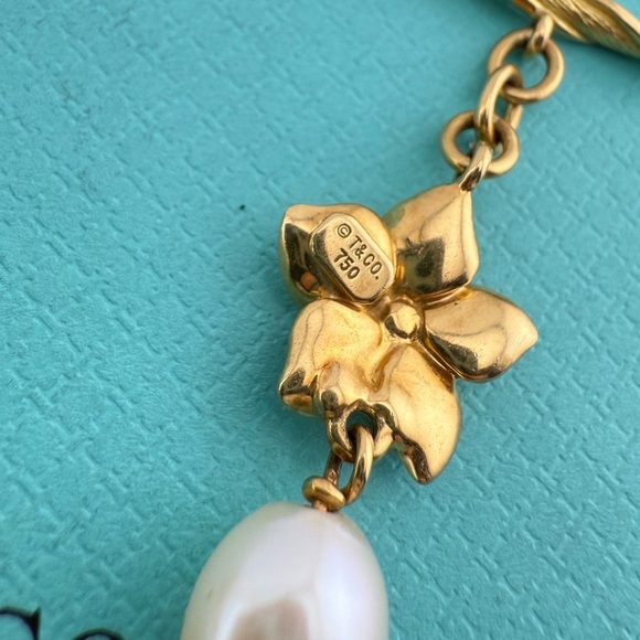 RARE Vtg. Tiffany & Co. 18k Yellow Gold Pearl and Plumeria Bracelet 17g 🌸 - Picture 7 of 8